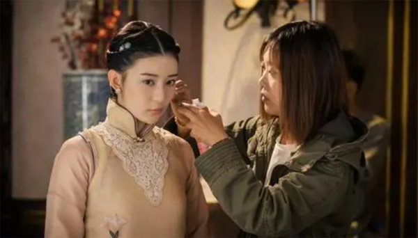 在影視劇組當(dāng)化妝師有前途嗎?
